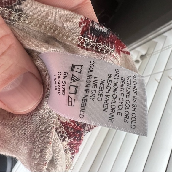 Women’s Cream Top with Floral Pattern in a Size XXL. - Picture 6 of 6